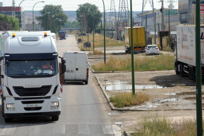 La urbanización presenta deficiencias por la falta de mantenimiento. En la imagen la calle La Bureba.-ISRAEL L. MURILLO