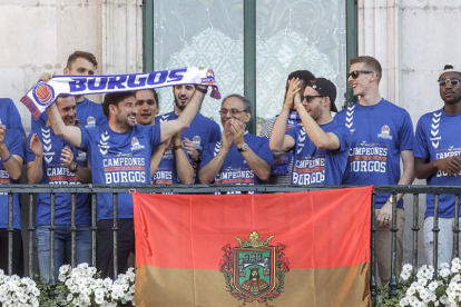 Jesús Martínez, presidente del CB Miraflores, celebra con los jugadores el ascenso a ACB, el pasado sábado.-SANTI OTERO