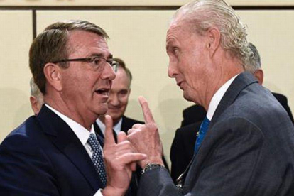 Morenés da explicaciones a Stoltenberg y a Ashton Carter en la cumbre de la OTAN.-AFP