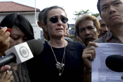 Angelita Muxfeldt, en el centro, la prima de Rodrigo Gularte, el brasileño condenado a muerte.-Foto:   Tatan Syuflana / AP / TATAN SYUFLANA