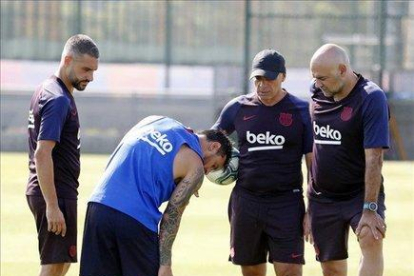 Messi se toca la pierna, en el entrenamiento de este lunes.-FC BARCELONA