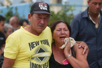 Familiares de las víctimas del accidente de avión en Cuba.-/ REUTERS / ALEXANDRE MENEGHINI