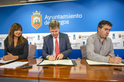 Los alcaldes de Burgos y Cardeñajimeno firman el convenio ante la mirada de la edil Carolina Blasco.-SANTI OTERO