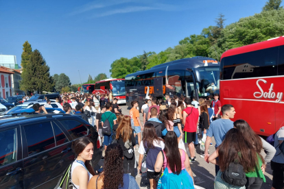 Una docena de autobuses salió a primera hora de hoy de la plaza de Santa Teresa cargados de jóvenes con destino al ITA Palencia 2022. ECB