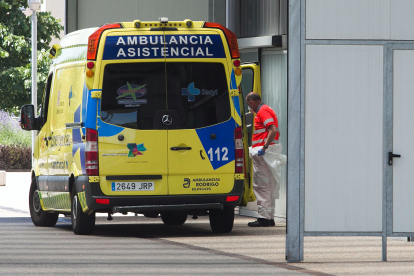 Imagen de una ambulancia y un sanitario en Urgencias. TOMÁS ALONSO