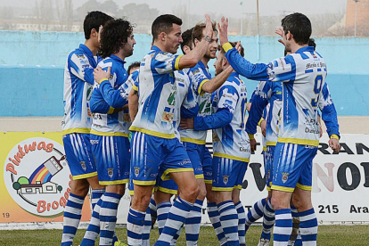 Los jugadores de la Arandina festejan la consecución del primer tanto frente a la Peña Sport-Alberto Calvo