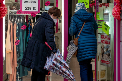 Dos mujeres entran en un pequeño comercio de la capital burgalesa. ECB