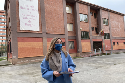 La portavoz municipal del PP, Carolina Blasco, en el exterior del edificio de Relaciones Laborales. 