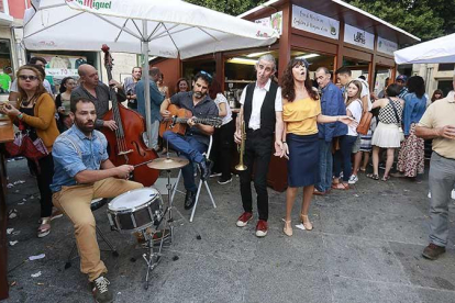 Ante la amenaza de lluvia, La Troupe del Swing improvisó un directo más íntimo acompañados por los bailarines que, haya fiesta o no, toman las calles con su ritmo.-RAÚL G. OCHOA
