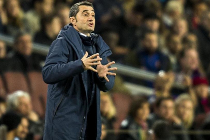 Valverde da instrucciones a sus jugadores durante el Barça-Murcia.-JORDI COTRINA