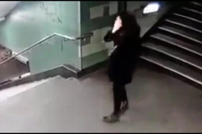 Agresión a una mujer empujada escaleras abajo en el metro de Berlín.-YOUTUBE