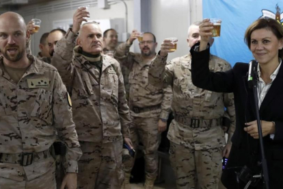 La ministra de Defensa, María Dolores de Cospedal, brinda con las tropas españolas en Besmayah (Irak).-EFE / CHEMA MOYA