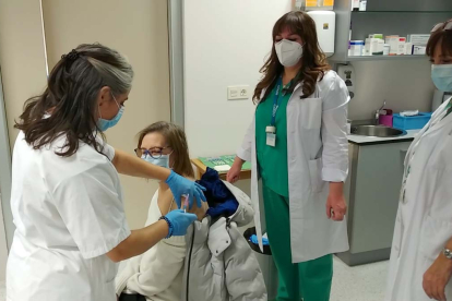 Una enfermera de Urgencias se vacuna en el HUBU. ECB