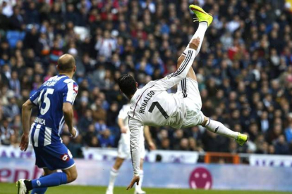 Cristiano intenta un remate acrobático en el partido ante el Depor en el Bernabéu.-Foto: EFE / KIKO HUESCA