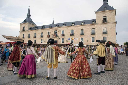 La plaza Mayor de la Villa Ducal, con el parador como testigo de la celebración de la Fiesta del Barroco.-ECB
