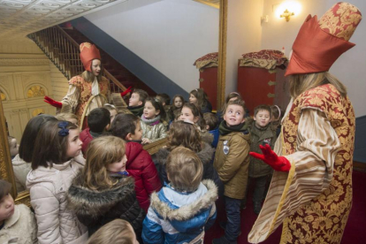 Un grupo de niños visitaba ayer a los emisarios reales para explicarles sus ilusiones de cara a la noche de Reyes.-ISRAEL L. MURILLO