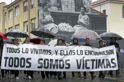 Varios ex alumnos del Seminario La Bañeza, en la manifestación del pasado sábado en Astorga.-ICAL