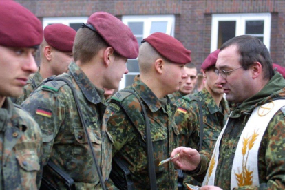 Un capellán alemán da regalos a las tropas alemanas en el Norte de Alemania-JOERG SARBACH (AP)