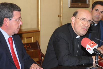 El presidente de la Diputación, César Rico, y el arzobispo de Burgos, Fidel Herráez, en la firma del convenio de las goteras.-ISRAEL L. MURILLO