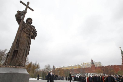 Putin, en el centro de la imagen, durante el discurso de inauguración de la gigantesta estatua de Vladímir el Grande.-AP / ALEXANDER ZEMLIANICHENKO