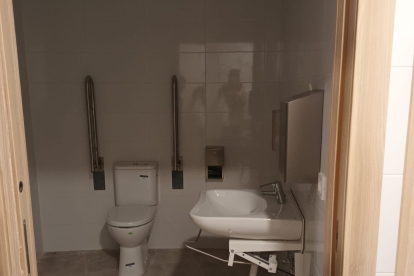 Se han renovado los baños y se ha hecho uno adaptado para personas con movilidad reducida