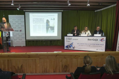 El Colegio San Gabriel fue el escenario del coloquio, donde participaron Alín Lucio-Villegas, Enrique Pascual y José Luis Olivella, moderado por el director de El Correo de Burgos, Ricardo García Ureta.-RAÚL G. OCHOA