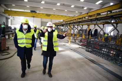 Francisco Igea visita la fábrica arandina de Wallex