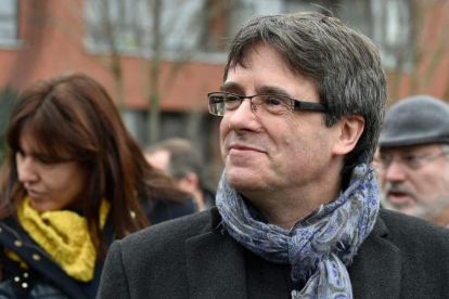 Carles Puigdemont, en Bruselas, el pasado 12 de enero con los diputados de Junts per Catalunya.-JOHN THYS (AFP)