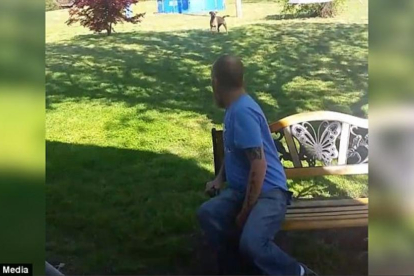 Momento de la llegada del perro al jardín donde le esperaba su dueño.-