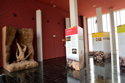 La exposición sobre los descubrimientos, la fauna y la historia de Atapuerca permiten iniciar la inmersión antes de llegar a los yacimientos.  F. ATAPUERCA (S, SANTAMARÍA)