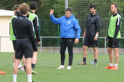 Nacho Fernández da instrucciones a sus jugadores durante una sesión de trabajo en Castañares.-Israel L. Murillo