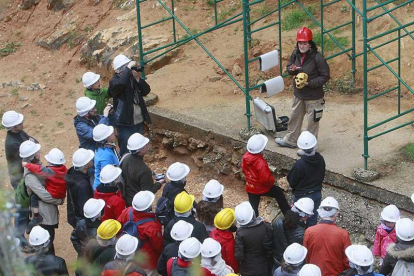 Imagen de un grupo de personas durante una visita a los yacimientos de Atapuerca.