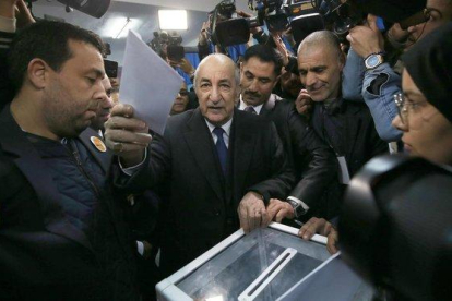 Abdelmaldjid Tebboune, este jueves, mientras votaba en su colegio electoral.-EFE