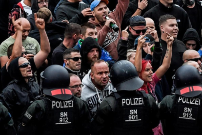 Manifestantes neonazis se encaran con la policía en Chemnitz. /-FILIP SINGER
