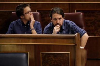 Íñigo Errejón y Pablo Iglesias, durante un pleno del Congreso de los Diputados.-JOSÉ LUIS ROCA
