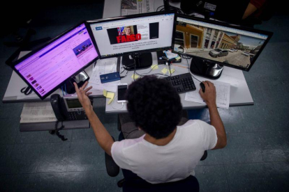 Estas cuentas invirtieron cerca de 30.000 dólares en publicidad en Facebook e Instagram y organizaron ocho eventos entre sus seguidores.-AFP