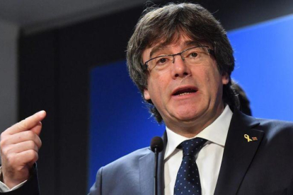 Carles Puigdemont durante la conferencia de prensa que ha ofrecido, este mediodía, en Bruselas.-EMMANUEL DUNAND (AFP)