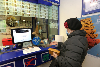 Cliente de una administración de lotería de Palencia adquiere décimos para la loteria  de Navidad