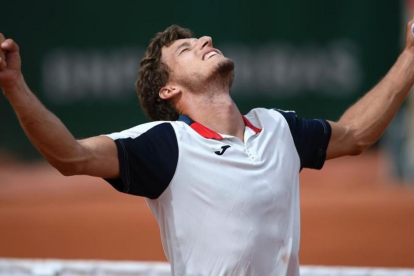 Carreño, eufórico, celebra su triunfo ante Raonic, el lunes en París-AFP / LIONEL BONAVENTURE