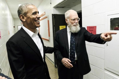 Barak Obama, con David Letterman, en la última ocasión que coincidieron en televisión, en el 2015-/ JONATHAN ERNST (REUTERS)