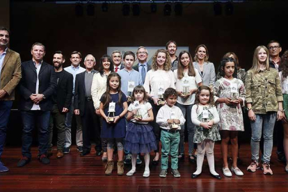 Todos los galardonados posan con el presidente de la Fundación AXA, Jean Paul Rignault, en el centro de la imagen.-RAÚL OCHOA