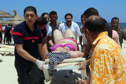 Una mujer herida es evacuada en una camilla, ayer, en la playa de Susa.-Foto:   FETHI BELAID / AFP