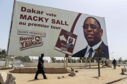 Propaganda del presidente Sall en Dakar.-EFE / NIC BOTHMA