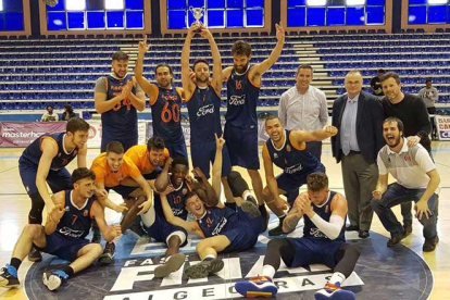 Los jugadores y cuerpo técnico del UBUTizona celebran el ascenso logrado ayer en el pabellón Juan Carlos Mateo de Algeciras.-ECB