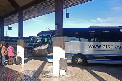 Un grupo de usuarios espera en la estación de autobuses de Aranda de Duero.-L.V.