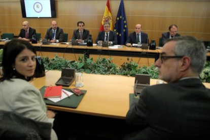 Adriana Lastra (PSOE) y Miguel Gutiérrez (Ciudadanos), ayer en la reunión con el ministro Zoido (centro).-JOSE LUIS ROCA