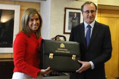 Alfonso Alonso recibe la cartera de Sanidad de manos de su antecesora en el cargo, Ana Mato.-Foto: JUAN MANUEL PRATS