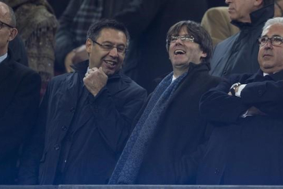 Bartomeu, presidente del Barça, y Carles Puigdemont, el president de la Generalitat, en el palco del Camp Nou en el Barça-Athletic.-JORDI COTRINA