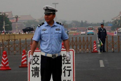 Un policía monta guardia en la plaza de Tiananmén, este martes.-HOW HWE YOUNG (EFE)