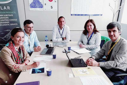 El comité técnico que evalúa los proyectos, durante una reunión.-ECB